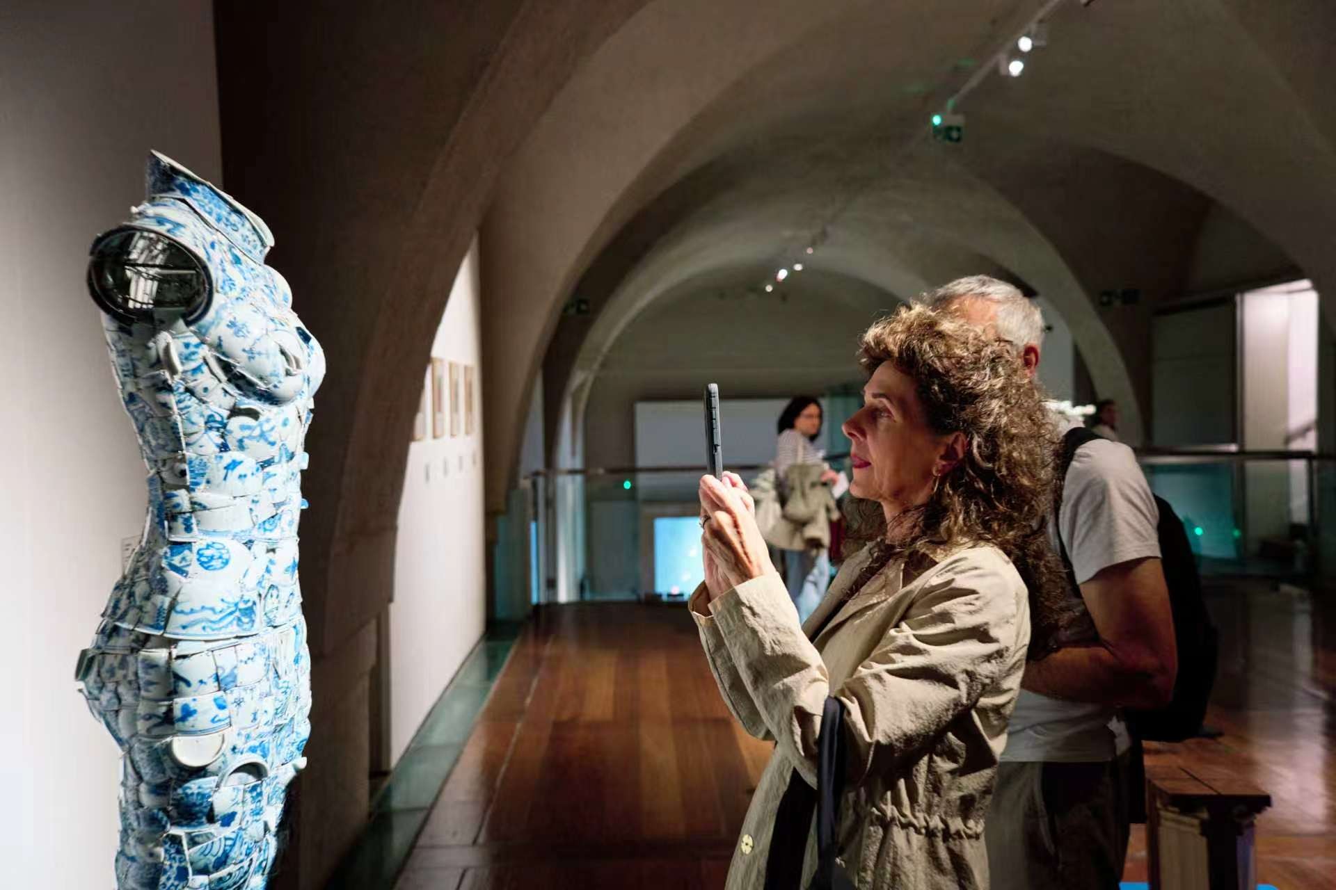 现场英国观众在作品前驻足观赏、拍照留念。杨浩鹏摄